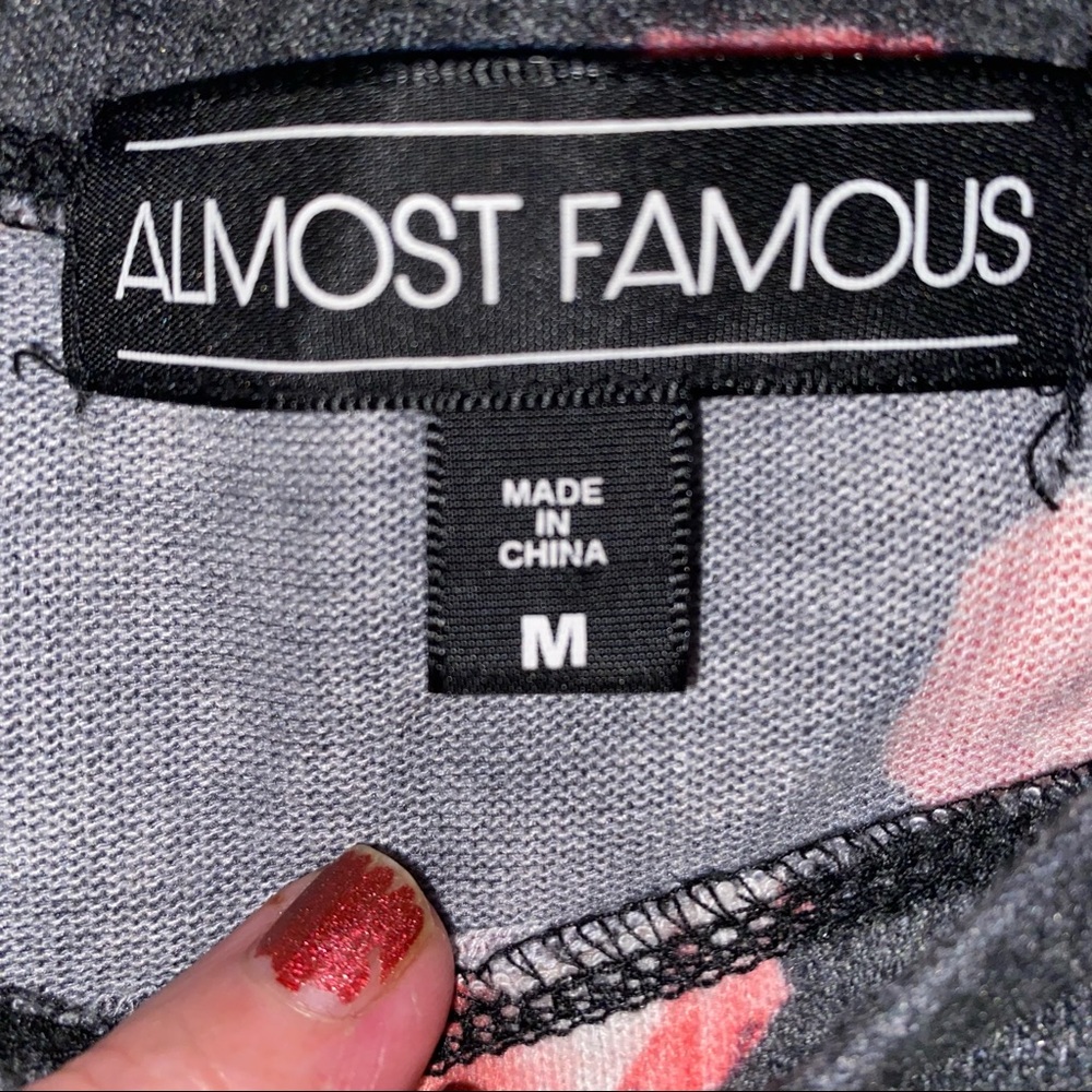 Almost Famous Top. Flowers.  Size Medium. Knitted design - Picture 2 of 4